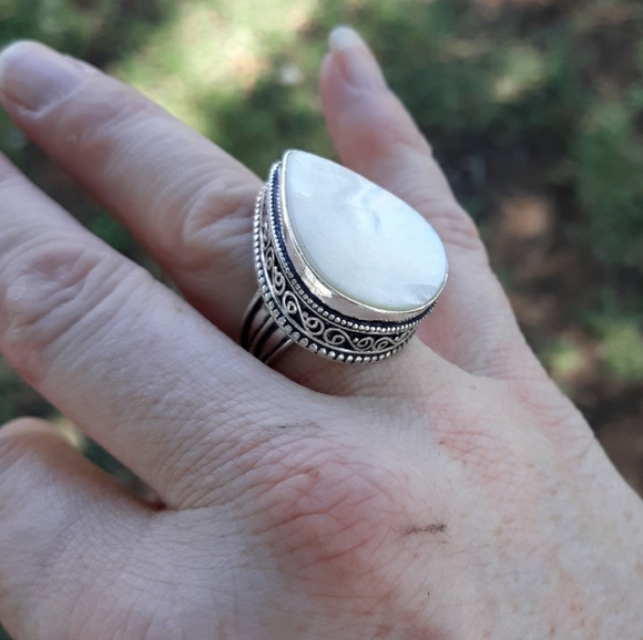 New Mother of Pearl 925 Silver Statement Ring. - Picture 3 of 9